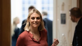 Forsvarsminister Trine Bramsen skal fredag i samråd om den massive kritik af forsvarets serviceaftale med ISS.