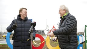 Fredericias borgmester, Jacob Bjerregaard (S), var med til at klippe båndet og markere åbningen af Googles første datacenter på dansk grund. Til højre ses Arni Jonsson, der er ansvarlig for datacentret i Taulov ved Fredericia.