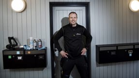 T&oslash;mrer Hans-Peter Harenberg er i dag en del af serviceteamet hos Hovedstadens Bygningsentreprise. Det er han meget glad for, selvom smerter i h&oslash;jre fod dagligt minder ham om ulykken for over fire &aring;r siden.