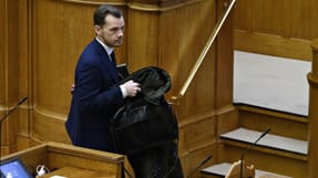Besk&aelig;ftigelsesminister Peter Hummelgaard (S) skal igen i samr&aring;d om forholdene p&aring; opf&oslash;relsen af Storstr&oslash;msbroen mellem Sj&aelig;lland og Falster. Denne gang er ogs&aring; transportminister Benny Engelbrecht (S) indkaldt.