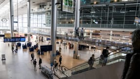 Nye rejserestriktioner, der tr&aring;dte i kraft i fredags, betyder, at man for at f&aring; lov til at flyve ind i Danmark skal have en negativ coronatest, der er maksimalt 24 timer gammel.