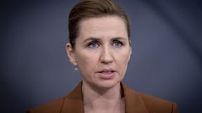 - Vi risikerer at tabe kontrollen. Vi skal have smitten ned. Vi bliver n&oslash;dt til at holde fast og k&aelig;mpe videre, skriver statsminister Mette Frederiksen (S) p&aring; Facebook.