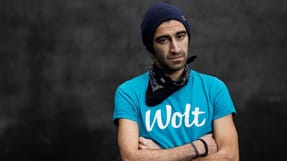 - Jeg f&oslash;ler, at det var et scam. Jeg faldt ind i en gr&aring;zone, hvor jeg ikke arbejder for dem og heller ikke har nogen beskyttelse som selvst&aelig;ndig fra den danske stat, siger Rodrigo Perea om at arbejde for Wolt.