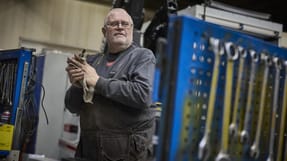 Per Lundsgaard Andersen arbejder i dag som ufaglært kleinsmed hos SR Hydraulic i Nørresundby. Få hundrede meter fra AB Catering. Han glæder sig over at have fået rettens ord for, at hans tidligere arbejdsgivers bortvisning af ham i 2019 ikke var berettiget.