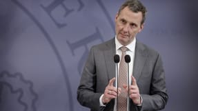SF drager justitsminister Nick H&aelig;kkerup (S) ind i sag om mulig misbrug af overv&aring;gning p&aring; Jysks hovedlager.