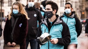 De fysiske bude, der her protesterer mod Wolts betalingsmodel, kan i fremtiden blive erstattet af robotter, vurderer eksperter.