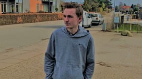 Det er langt&nbsp;ude,&nbsp;at Jysk blander sig i, hvordan jeg debatterer på de sociale medier i min fritid, siger Frederik Sigtenbjerggaard, der arbejder&nbsp;p&aring; Jysks&nbsp;hovedlager i Uldum i Jylland.