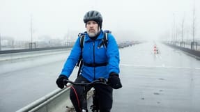 - Jeg føler, at jeg skal dukke nakken, når jeg arbejder for Wolt, for jeg er bestemt ikke stolt over den måde, som de er med til at underminere den danske model, siger Wolt-budet Jon Hansen.