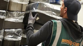 Tidligere militærfolk som indpiskere jager ansatte på Nemlig.com til at arbejde hurtigere.