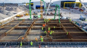 Storstr&oslash;msbroen kommer til at koste 2,1 milliarder danske skattekroner, men projektet har v&aelig;ret skandaleramt, siden ordren gik til det italienske konsortium Storstr&oslash;m Bridge Joint Venture.