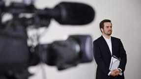 Erhvervsminister Simon Kollerup (S) vil holde øje med udviklingen, når det kommer til negative renter i bankerne.