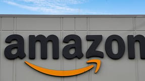 Virksomheder, der sælger varer gennem Amazon, må ikke sætte deres produkter billigere til salg andre steder. Gør de det, bliver de straffet af Amazon.