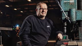 - Det betyder alt for mig, at jeg har kunne vende tilbage og komme i arbejde igen, siger Jan Pedersen, der ved en arbejdsulykke fik to 800 kilo tunge jernstykker ned over sig.
