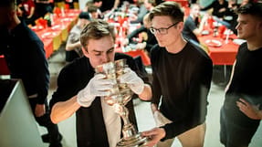 Svendegilde, hvor unge svende i Valby i 2019 får udlevereret deres svendebrev og tømrerbælte og drikker af den gamle pokal.