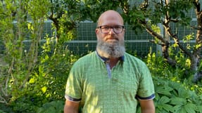 Brian Skaaning fik et sm&aelig;k i skulderen og tog p&aring; skadestuen med det samme. Han blev scannet og er senere opereret.