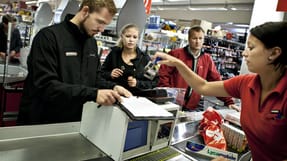 Det er 42. &aring;r i tr&aelig;k, at Jobpatruljen tager rundt i landet for oplyse unge mellem 13-17 &aring;r om deres rettigheder, l&oslash;n- og arbejdsforhold, og der er nok at tage fat p&aring;. Sidste &aring;r talte Jobpatruljen med 2.868 unge fritidsjobbere. Heraf var knap tre ud af fire ansat under forhold, hvor deres rettigheder ikke blev overholdt.