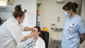 Over halvdelen af alle anmeldelserne af covid-19 som arbejdsskade kommer fra ansatte i sundhedsv&aelig;senet og sociale foranstaltninger som blandt andet hospitaler, plejehjem og daginstitutioner. Her er det plejepersonale p&aring; et covid-19 afsnit p&aring; Svendborg Sygehus, der undervises i iltbehandling. 