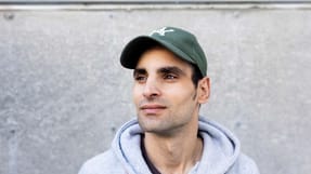 Andrei Simionica fik en kontrakt på 20 timers arbejde om ugen. Men i virkeligheden arbejdede han over 70 timer hver uge. Og han er ikke alene. Flere andre rumænere får lignende korte kontrakter på kinesiske buffetrestauranter og sushisteder i Danmark, mens de reelt arbejder tre-fire gange så meget. Kontrakterne er en måde at skjule, at de ansatte arbejder sort på restauranterne.