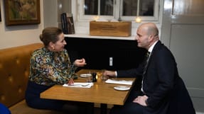 Mette Frederiksen og S&oslash;ren Pape Poulsen spiste tirsdag aften middag sammen p&aring; Br&oslash;drene Prices restaurant i K&oslash;benhavn.