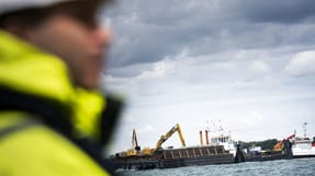 P&aring; R&oslash;dbyhavn p&aring; Lolland arbejder de store maskiner med at g&oslash;re klar til den 18 kilometer lange s&aelig;nketunnel, der skal forbinde Danmark og Tyskland.