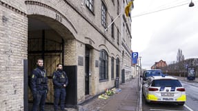 Fredag l&aring; der blomster foran Ukraines ambassade efter den russiske invasion.