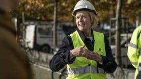 Besk&aelig;ftigelses- og integrationsborgmester Cecilia Lonning-Skovgaard har trukket sig fra posten efter h&aring;rd kritik af hendes ledelsesstil.