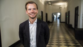 Mange virksomheder kr&aelig;ver, at nyankomne ukrainere skal kunne tale dansk eller engelsk eller besidde visse faglige kompetencer for at blive ansat. Besk&aelig;ftigelsesminister Peter Hummelgaard (S) mener, at en nylig aftale med arbejdsmarkedets parter, som blandt andet sikrer en introduktion til det danske arbejdsmarked og sprogundervisning for flygtningene, bliver vigtig. (Arkivfoto).