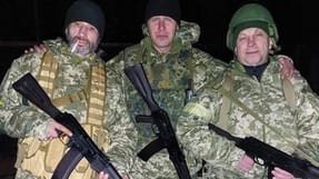 Den tidligere 3F'er Oleksandr Melnychenko (i midten) k&aelig;mper nu som soldat i sit hjemland, Ukraine, efter at landet er blevet angrebet af russiske invasionsstyrker.  