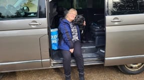 Lola Olsson begyndte en indsamling til Ukraine: -&nbsp;Jeg syntes, det var forf&aelig;rdelig at se p&aring; de billeder dernedefra. Det gik dybt ind i mit hjerte, siger hun, her med sin hund Nala. 