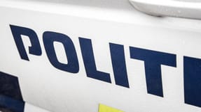 Ulykken skete i forbindelse med, at reng&oslash;ringsassistenten f&oslash;rte en gulvvaskmaskine p&aring; Baltorpskolen i Ballerup. Det f&oslash;rte til, at hun blev klemt.
