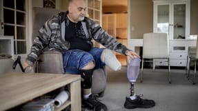 Thomas Brodthagens sag er blot en blandt mange groteske sager på landets jobcentre. Hans arbejdsevne er "nedsat til det ubetydelige". Han har knuste ben og PTSD efter en trafikulykke. Men det var i første omgang ikke nok til, at Faxe Kommune ville tilkende ham førtidspension.