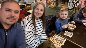 - Desværre står vi uden mulighed for at tjene penge på grund af krigen i Ukraine, og disse små beløb hjalp os, siger 35-årige Pavlo Kornieiev til Fagbladet 3F om det tilskud på 300 kroner om dagen, som Odense Kommune har stoppet.