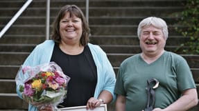 Glade vindere. Med humor, visuelle udtryk og sm&aring; kampagner har arbejdsmilj&oslash;repr&aelig;sentant Tina Petersen og produktionschef Klaus Sloth (billedet) sammen med deres kollegaer og ledelsen p&aring; fjerkr&aelig;slagteriet Hkscan reduceret antallet af arbejdsulykker markant. Indsatsen blev bel&oslash;nnet med Arbejdsmilj&oslash;prisen 2022 i kategorien arbejdsulykker. 