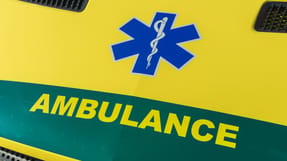 Politi, brandvæsen og ambulancer var hurtigt til stede efter ulykken mandag eftermiddag, men mandens liv stod ikke til at redde.