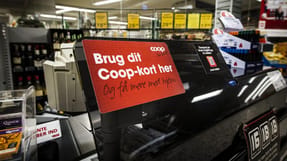 Coop Danmark ønsker ikke at kommentere en sag, hvor udenlandske jordbærplukkere er utilfredse med løn- og arbejdsvilkårene hos en af Danmarks største jordbæravlere.