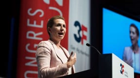 - Regeringen har ikke gjort sin stilling op, l&oslash;d svaret fra Mette Frederiksen p&aring; Fagbladet 3F&rsquo;s sp&oslash;rgsm&aring;l om, hvorvidt regeringen vil g&aring;  g&aring; til EU-Domstolen i sp&oslash;rgsm&aring;let om EU&rsquo;s mindstel&oslash;n. 
