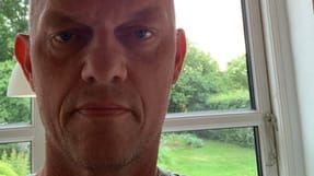 - Jeg grubler da over, om jeg ender med at blive smidt p&aring; gaden som gammel og pensionist, siger Jes Lykke Engsbye. 