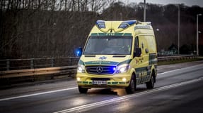 Ulykken skete, da en teleskoplæsser skulle læsse noget materiale af på det stillads, hvor håndværkeren stod. Hvad der gik galt, og hvorfor han faldt ned, er endnu uklart.