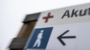 En 46-&aring;rig mand blev klemt i en maskine, som han var ved at reng&oslash;re p&aring; et slagteri.

