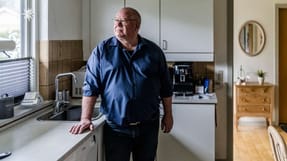 - Jeg n&aring;ede heldigvis at f&aring; min sag k&oslash;rt igennem. Det gav noget ro. Men det er jo forrykt, at man fremover skal g&aring; 4-5.000 kroner ned i st&oslash;tte, og at seniorpension bliver tre &aring;r kortere, mener Lars Vendelbo, der er 3F'er og har f&aring;et godkendt seniorpension fra 1. marts 2023.