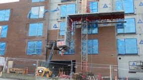 Arbejdsgiveren havde platformen til eftersyn få måneder inden ulykken, men der blev ikke lavet den påkrævede belastningsprøve, viser rapporten fra Arbejdstilsynet.
