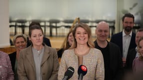 Besk&aelig;ftigelsesminister Ane Halsboe-J&oslash;rgensen (S) og samtlige af Folketingets partier var repr&aelig;senteret ved pressem&oslash;det.