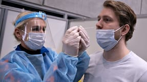 Over halvdelen af de anmeldte arbejdsskader p&aring; grund af covid-19 kommer fra personer, der arbejder i sundhedsv&aelig;senet og inden for sociale foranstaltninger. 