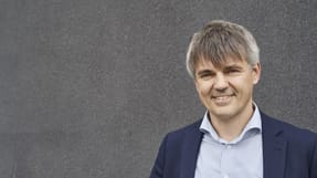 Det h&oslash;rer ingen steder hjemme, at over 300 danskere hvert &aring;r d&oslash;r p&aring; grund af asbest, mener Thomas Kingo Karlsen, ejer af nedrivningsfirmaet Kingo Karlsen A/S og formand for Nedrivning & Milj&oslash;sanering i DI.
