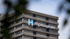En maskinf&oslash;rer fra entrepren&oslash;rvirksomheden CG Jensen A/S har siden i fredags v&aelig;ret indlagt p&aring; Rigshospitalet i K&oslash;benhavn efter en arbejdsulykke, hvor han blev klemt fast under en hjull&aelig;sser. Hans tilstand er fortsat kritisk.  