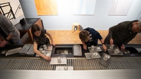 B&oslash;rn og unge kan pr&oslash;ve samleb&aring;ndsarbejde p&aring; Industrimuseum. Foto: Danmarks Industrimuseum