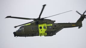 En redningshelikopter fl&oslash;j to landbrugsmedarbejdere p&aring; tv&aelig;rs af Danmark til Rigshospitalet i K&oslash;benhavn. 