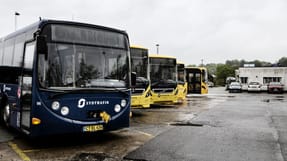 En buschauff&oslash;r har mistet jobbet efter at have truet med politiet og sat en 13-&aring;rig pige af skolebussen.