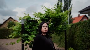 - Jeg har dage, hvor jeg n&aelig;sten ikke kan g&aring;. Og hvor smerterne er uudholdelige og giver mig s&oslash;vnl&oslash;se n&aelig;tter, selvom jeg tager smertestillende, siger 38-&aring;rige Annette Pedersen, der kom til skade p&aring; et Arla-mejeri i oktober 2021.