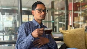 Mahendra Poudel har ikke kunnet arbejde siden sit styrt i juni. 
